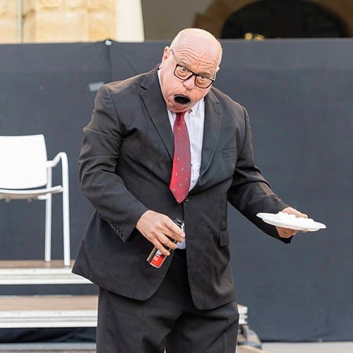 LEO BASSI - cuadrado